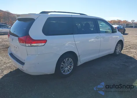 2014 Toyota Sienna Xle V6 8 Passenger z USA, uszkodzony, nr VIN 5TDYK3DC5ES437547